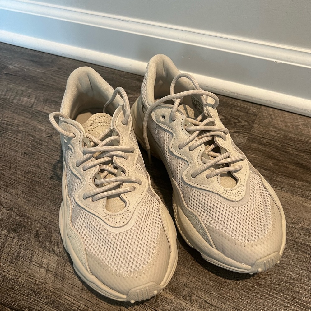 Adidas Women’s Ozweego Sneakers. Womens Size- 7.5.